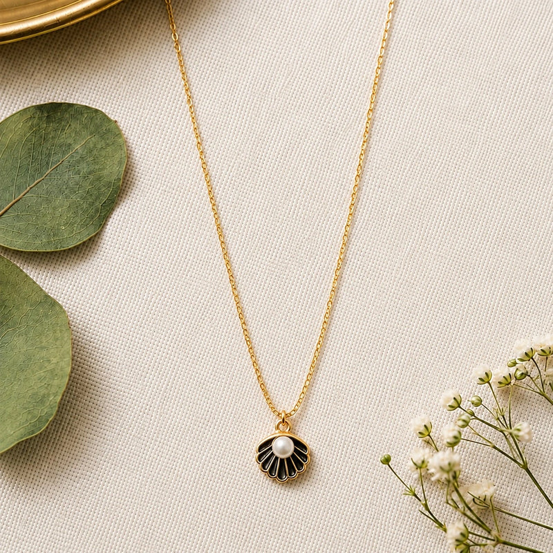 Minimal Pearl Shell Pendant Necklace